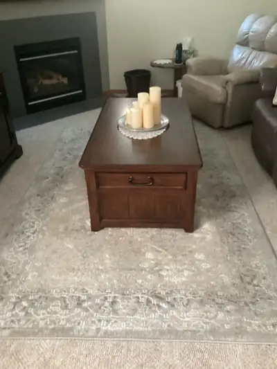 Like new coffee table with lift up top