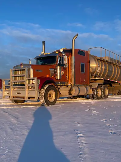 2006 kenworth W900 tandem, 72” hi-rise sleeper with couch and bunk bed. 870 Cummins, wet kit, moose...