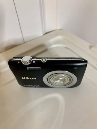 Nikon COOLPIX A100 20.1MP 5x Digital Camera - Black in Cameras & Camcorders in Burnaby/New Westminster - Image 2