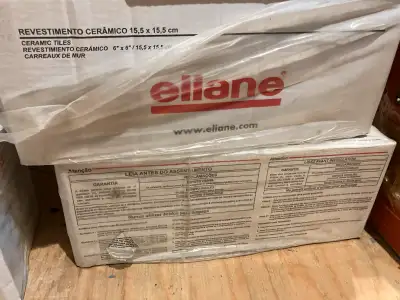 Prix 40$ 3 boîtes non ouvertes de 63 tuiles carrées de 6 pouces par 6 pouces et avec un surplus d’un...