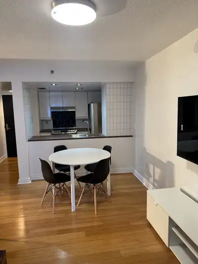 STATIONNEMENT INTÉRIEUR INCLUS • 3½ MEUBLÉ • À 3 MINUTES DE CONCORDIA • PISCINE • GYM • SAUNA • TENN...