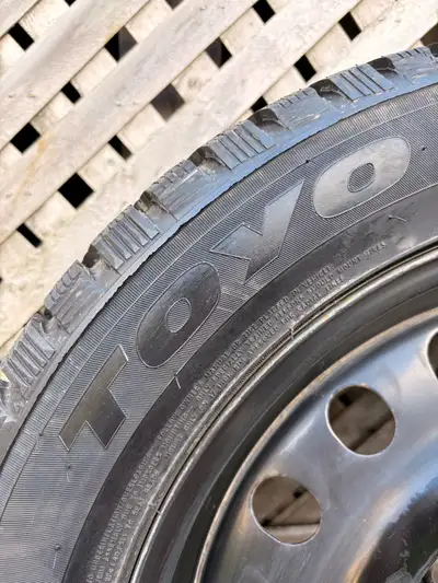 À qui la chance! 4 pneus d'hiver avec jantes inclus. Environ 2800 km d'usure (1 hiver) Pneu: 215/55R...