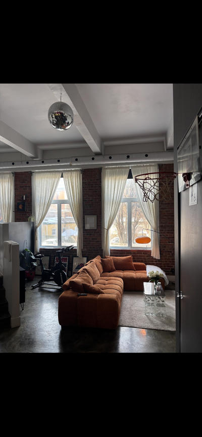 Charmant et spacieux condo 3 1/2 situé dans un immeuble historique, à quelques pas du dynamique bord...