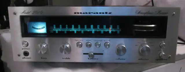 Vintage Marantz 2010 Stereo receiver in Arts & Collectibles in Guelph - Image 3