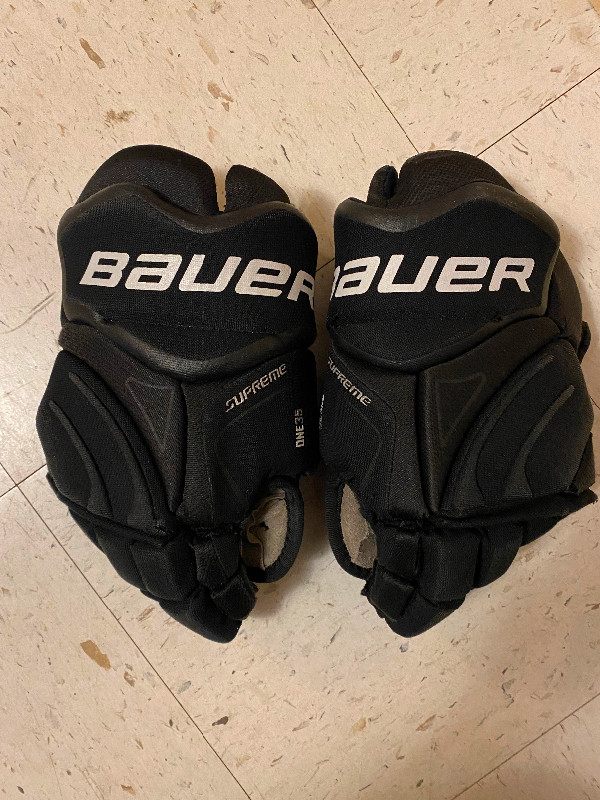 Bauer Supreme Hockey Gloves in Hockey in London