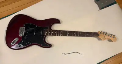 2008 Fender Stratocaster Mexicaine, couleur Midnight Wine en bonne condition, incluant un pickup Sey...