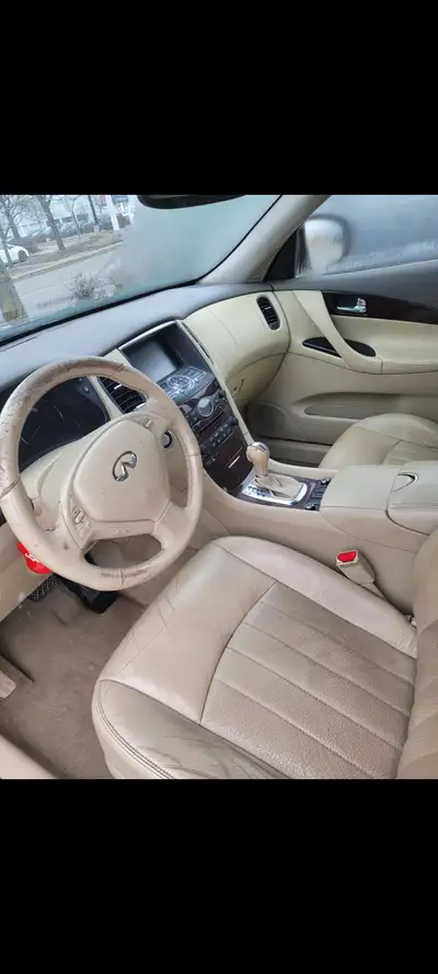 Electric windows and seats. Backup camera. Sunroof.