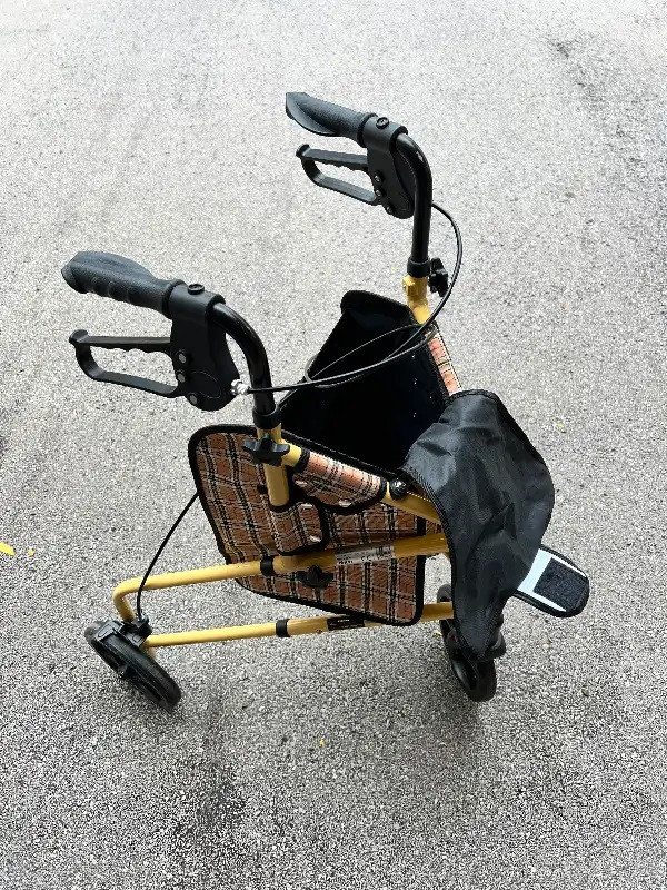 DRIVE MEDICAL - 3 Wheel Aluminum Walker in Health & Special Needs in St. Catharines - Image 2