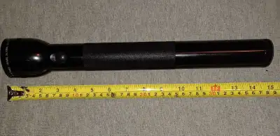 Large heavy duty size. Takes 4 D batteries