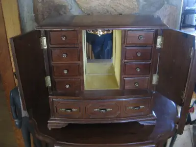 Meuble à bijoux musical. Hauteur: 13,5 pouces. Largeur: 14,5 pouces. Profondeur: 7 pouces.