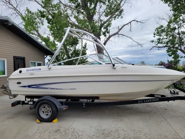 Glastron Boat in Powerboats & Motorboats in Moose Jaw - Image 2