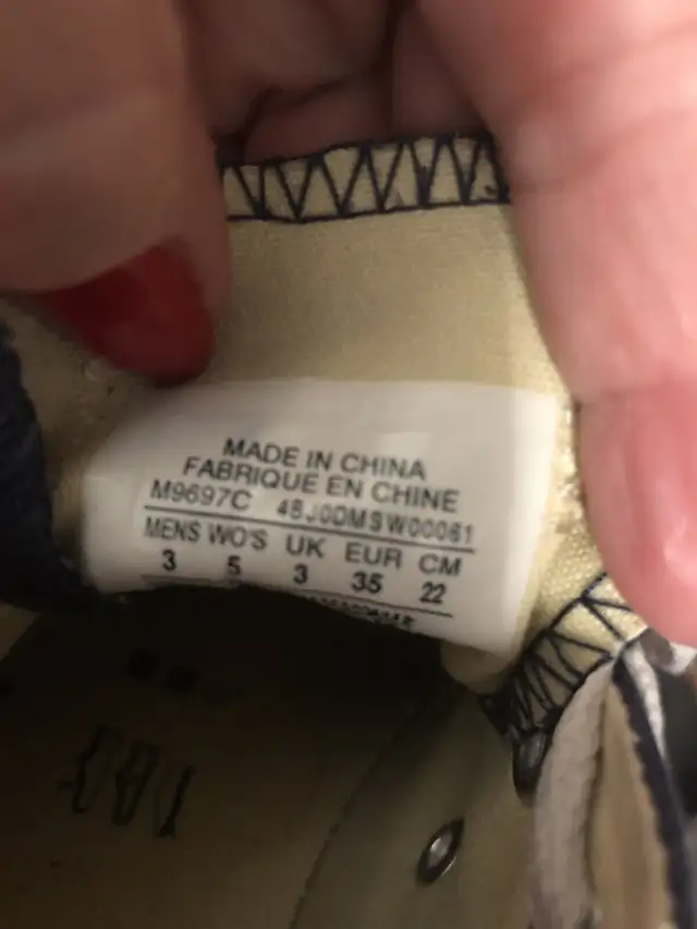 Converse shoes- blue size 3 men or women’s 5 in Women's - Shoes in Kitchener / Waterloo - Image 4