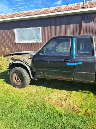 camion mazda b4000 2003, pas 4×4. Transmission automatique king cab. Le camion est mis au rancard. L...