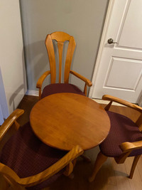 Chaise d’appoint et petite table 