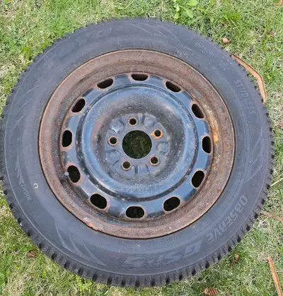 4 Standard Rims with 4 Winter Toyo tires still in good condition. 4 rims standard et 4 Toyo Pneus en...