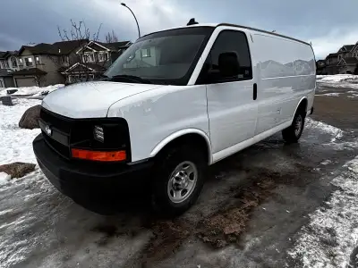 V8 engine 4.8 L Power steering, windows, locks AC Shelving Leather seats Very clean, well maintained...