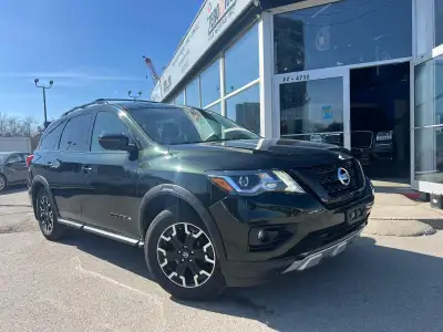 2019 Nissan Pathfinder, very low mileage, extra clean. 52,000 km