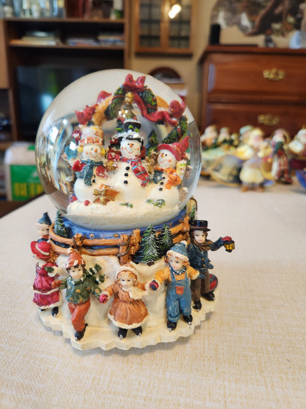 Musical Christmas Globe in Arts & Collectibles in Thunder Bay - Image 2