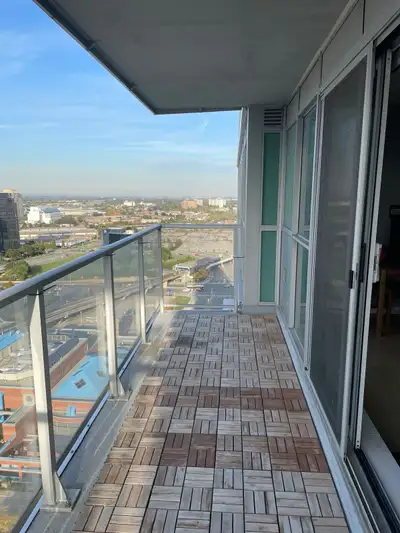 Sharing available for a short term in a condo near STC. Inunit laundry and Gym available in building...