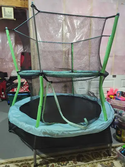 This is a small trampoline perfect for two kids to enjoy some active playtime. The trampoline featur...