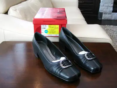 New Greenwich Village Womens Black Size 9W  Low Heel Pump Shoes, View more