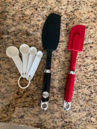 KitchenAid gourmet spatulas, black + red& free measurement