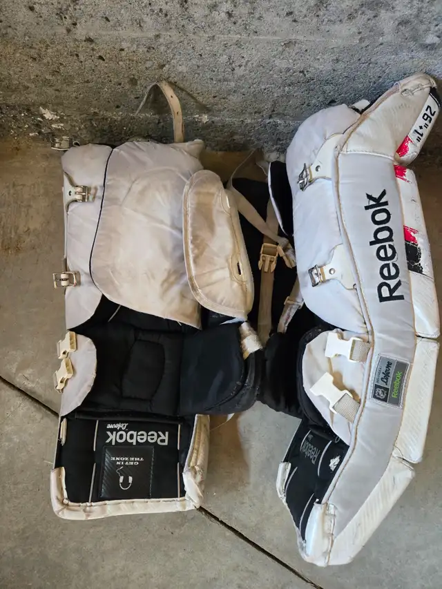 Goalie pads / jambières de gardien de but in Hockey in Laval / North Shore - Image 3