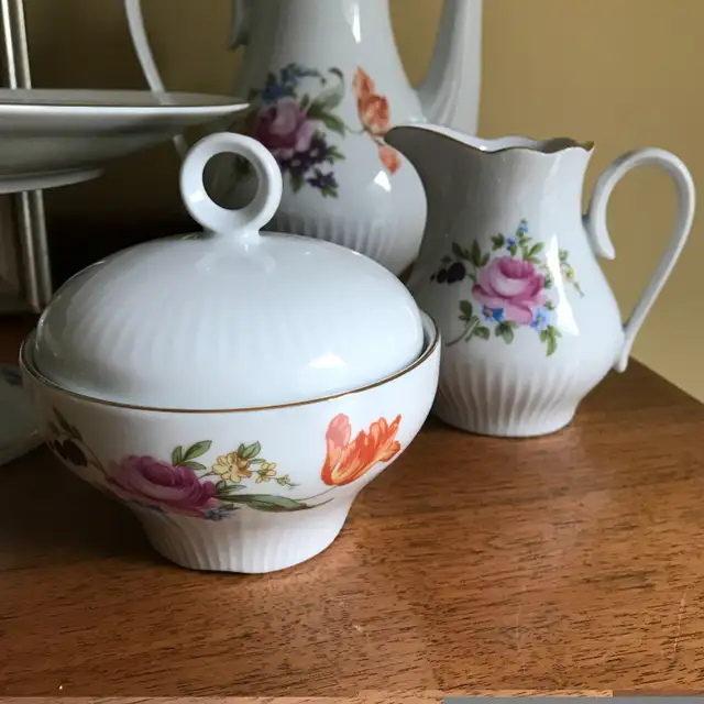 JL Menau Tea Coffee Set and Cake Stand GDR in Kitchen & Dining Wares in Ottawa - Image 7