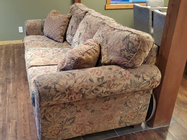 Couch for free in Free Stuff in Cranbrook - Image 2