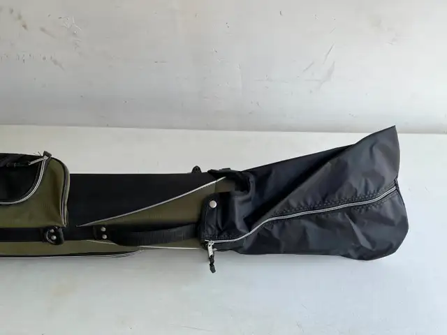 Top-Flight Youth/Kids Golf bag. Tri-pod spring loaded. Like new! in Golf in Mississauga / Peel Region - Image 4