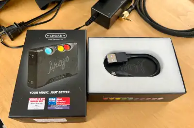 Chord Mojo Portable DAC & Headphone Amp. In excellent condition.