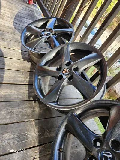4 mags 17" pour honda crv Bolt pattern 5x114,3 Ils sont noir avec des métals flakes. Ils sont en trè...