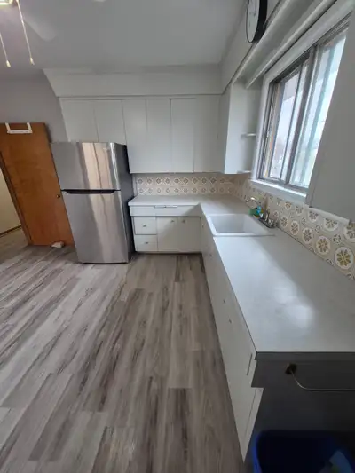• Upper floor very large 3 bedroom 1400 Sqft suite available Immediately in Grant Park – A Great sui...