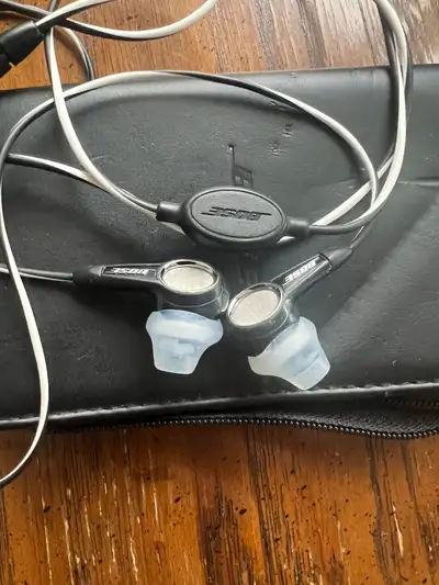 BOSE In-Ear Wired Earbuds in Black & White with Carrying case, View more