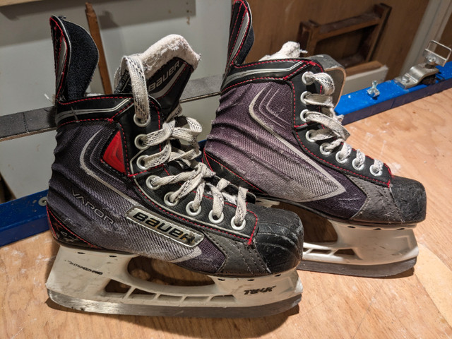 Kids hockey skates size 2 in Skates & Blades in Ottawa