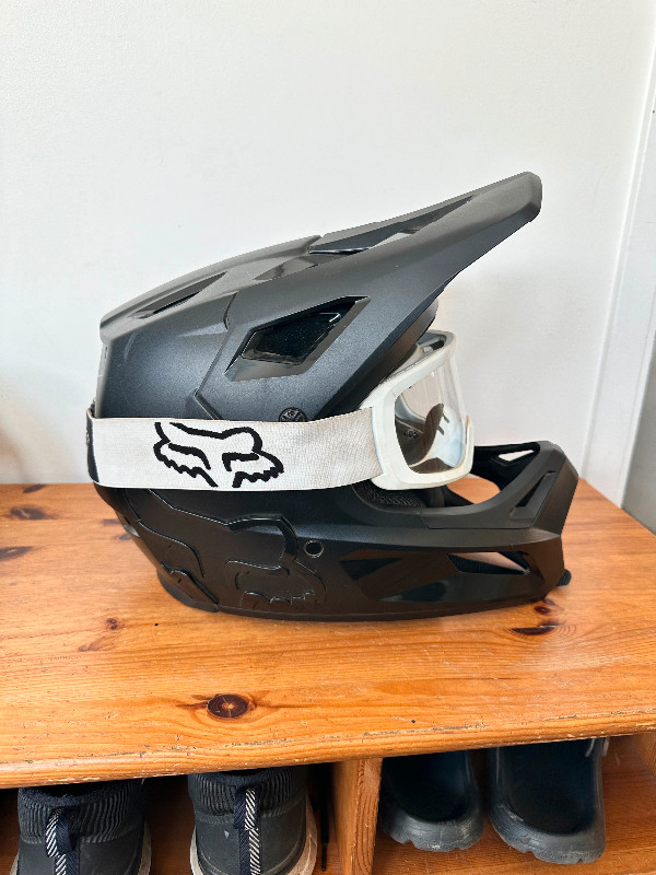Full face FOX rampage youth M downhill helmet in Clothing, Shoes & Accessories in Vernon - Image 2