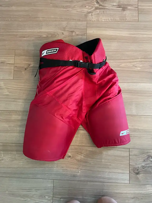 Bauer hockey pants in Hockey in Ottawa - Image 2