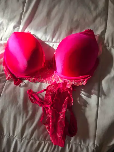 Spice up your lingerie collection with this La Senza Beyond Sexy ultimate plunge bra and matching th...