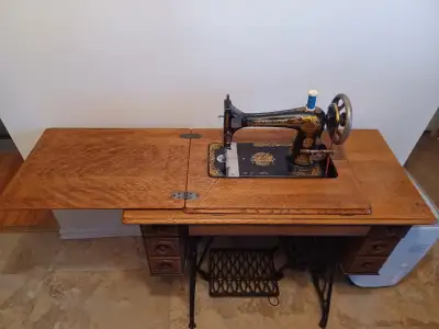 Antique Singer Treadle Sewing Machine. Quarter Sawn Oak Cabinet. Spare Drive Belt.