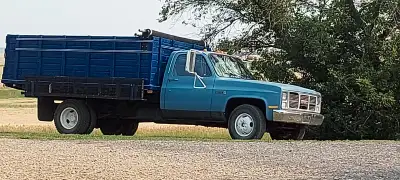 1986 GMC Sierra 1 ton lift box truck