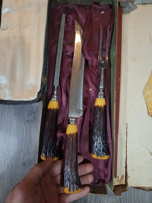 Vintage Carving Set in Arts & Collectibles in Barrie - Image 4