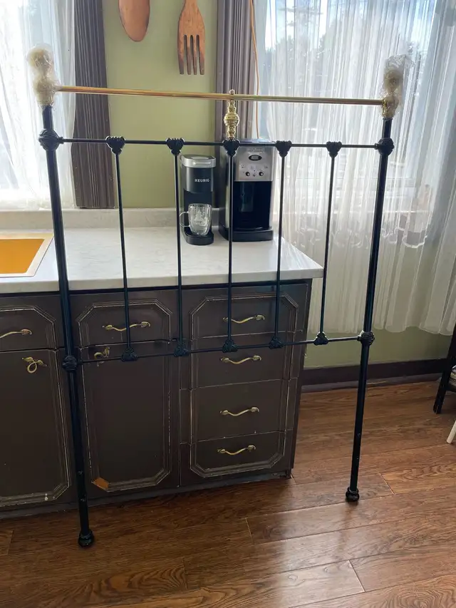 Cadre de lit simple en métal de style victorien in Beds & Mattresses in Laval / North Shore - Image 2