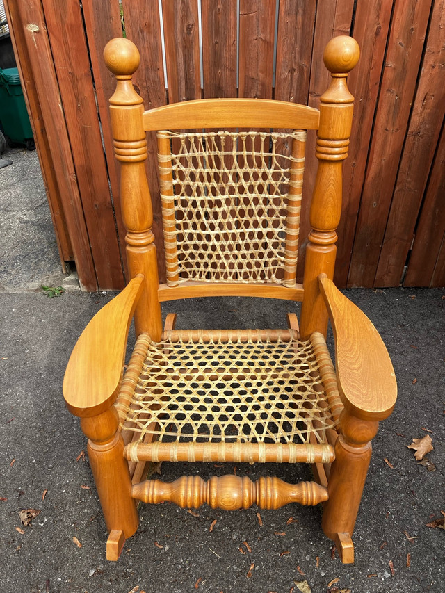 Extra large Oak and Sinue rocking chair in Chairs & Recliners in Mississauga / Peel Region - Image 2