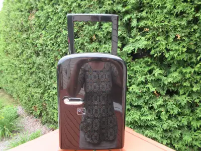 Mini refroidisseur et réchauffeur 12 volts portable. Design de réfrigérateur rétro vintage pouvant c...