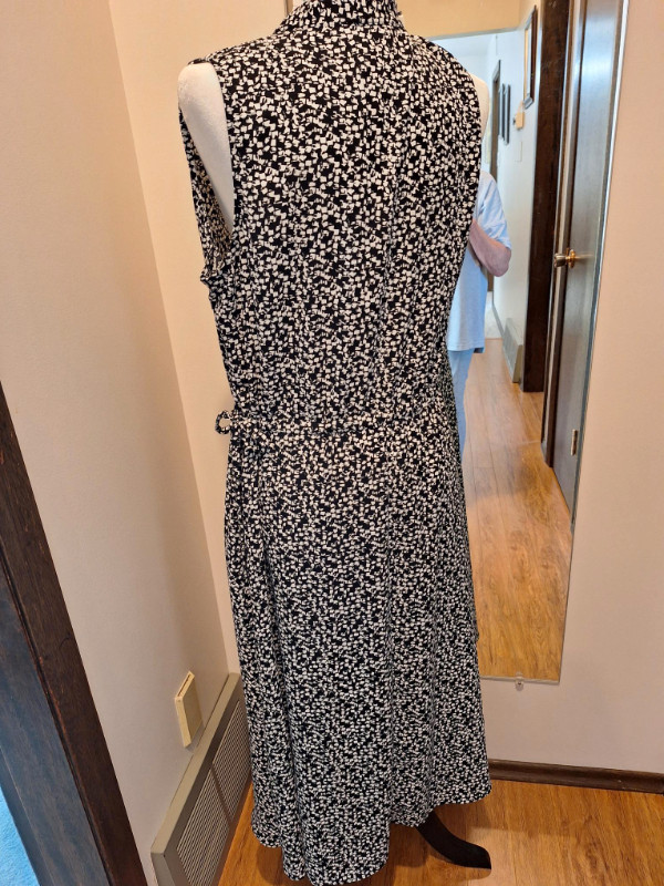 Anne Klein Sleeveless Midi Dress w/Pockets Size10 in Women's - Dresses & Skirts in Edmonton - Image 2