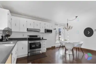 Améliorez votre espace de vie avec cet ensemble de chambre à coucher. Tout inclus: * wifi * d’hydrog...