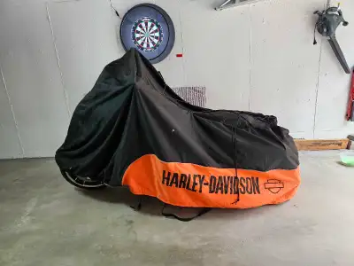 Very good condition indoor cover fits over a dyna