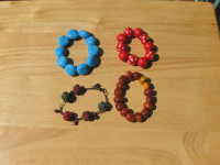 Lot 4 bracelets billes colorées; 4 colorful bead bracelets; 4/5$