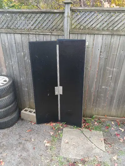 Bed cover no issues with it just no longer have the truck anymore. Came off a 2018 Ram 1500 Eco-Dies...