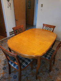 Table avec 4 chaises / Table with 4 chairs